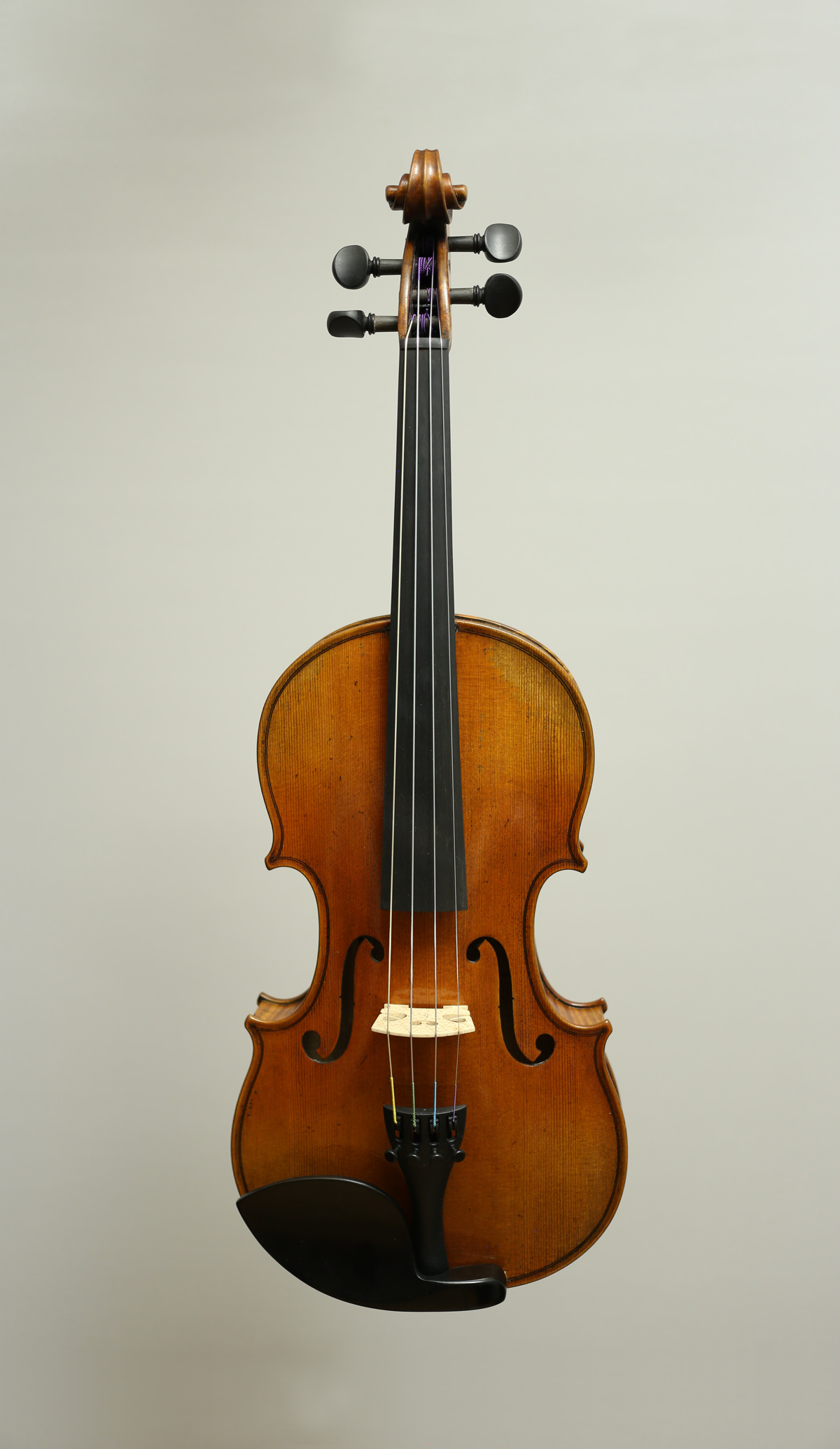 Frontansicht einer Violine.